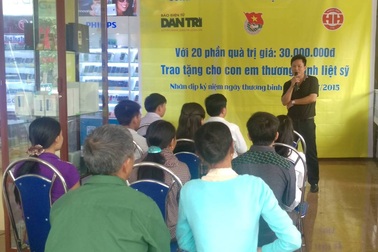 Tặng quà cho sinh viên con thương binh liệt sỹ có hoàn cảnh khó khăn