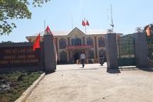 Chủ tịch, Trưởng Công an xã bắt gỗ lậu rồi đem... “cho không” (!)