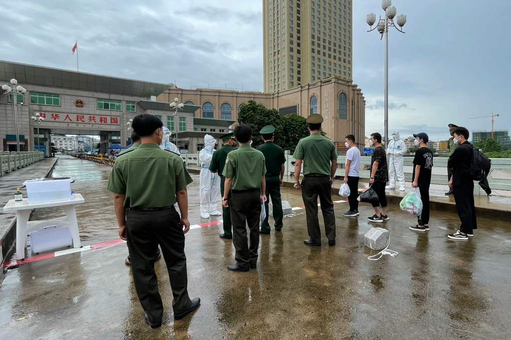 Trục xuất 4 người Trung Quốc nhập cảnh trái phép vào Việt Nam - 1 Trục xuất 4 người Trung Quốc nhập cảnh trái phép vào Việt Nam - 1