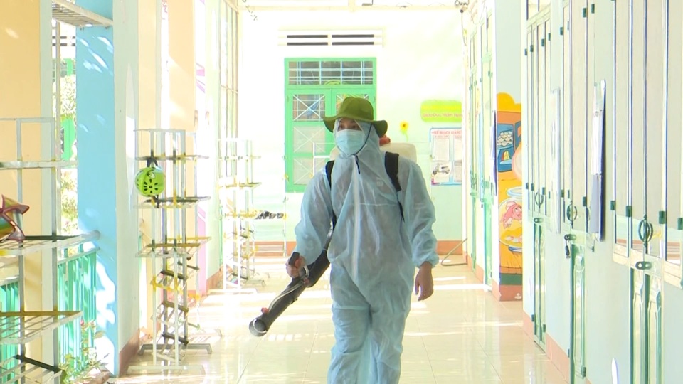 Thầy cô giáo gấp rút lau dọn trường lớp để đón học sinh trở lại - 3 Thầy cô giáo gấp rút lau dọn trường lớp để đón học sinh trở lại - 3