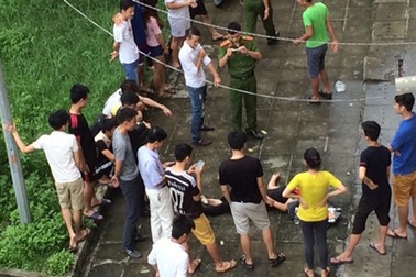 Nghi phạm trộm tại kí túc xá rơi từ tầng 4 đã tử vong