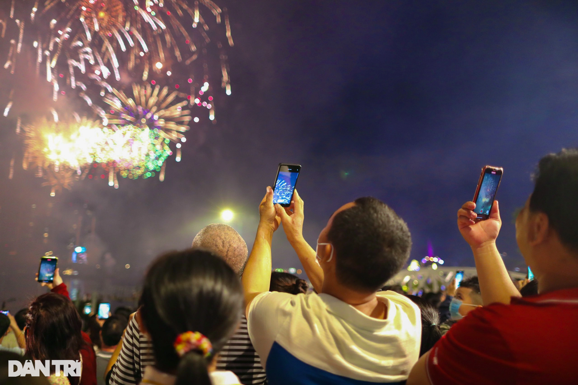 Mãn nhãn với màn pháo hoa chào mừng ngày Chiến thắng tại TPHCM - 7 Mãn nhãn với màn pháo hoa chào mừng ngày Chiến thắng tại TPHCM - 7
