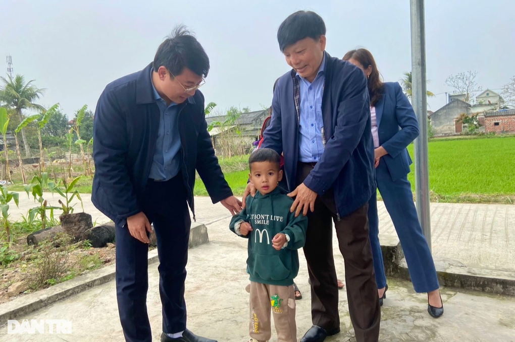 Gần nửa tỷ đồng đến với cháu bé 4 tuổi mồ côi bố, mẹ bỏ đi - 1 Gần nửa tỷ đồng đến với cháu bé 4 tuổi mồ côi bố, mẹ bỏ đi - 1
