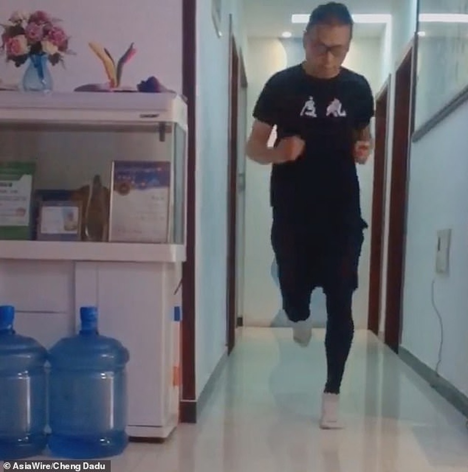 Giữa dịch corona, vận động viên marathon chạy 50km ngay trong căn hộ - 1 Giữa dịch corona, vận động viên marathon chạy 50km ngay trong căn hộ - 1