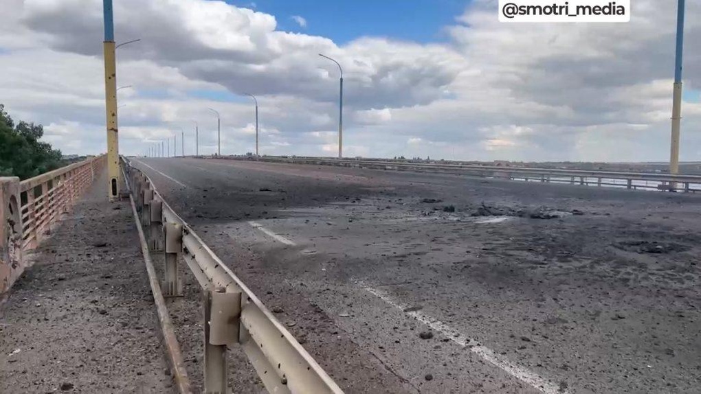 Ukraine dội mưa rocket, vô hiệu hóa cây cầu huyết mạch của Nga ở Kherson - 2 Ukraine dội mưa rocket, vô hiệu hóa cây cầu huyết mạch của Nga ở Kherson - 2