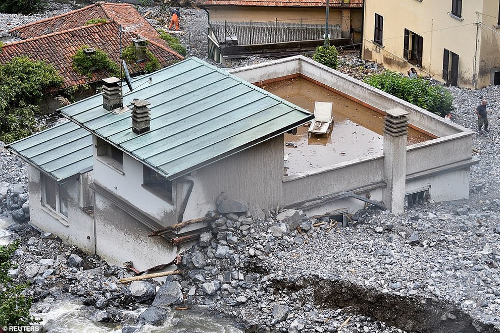 Khoảnh khắc lũ cuốn trôi ôtô ở Italia - 1 Khoảnh khắc lũ cuốn trôi ôtô ở Italia - 1