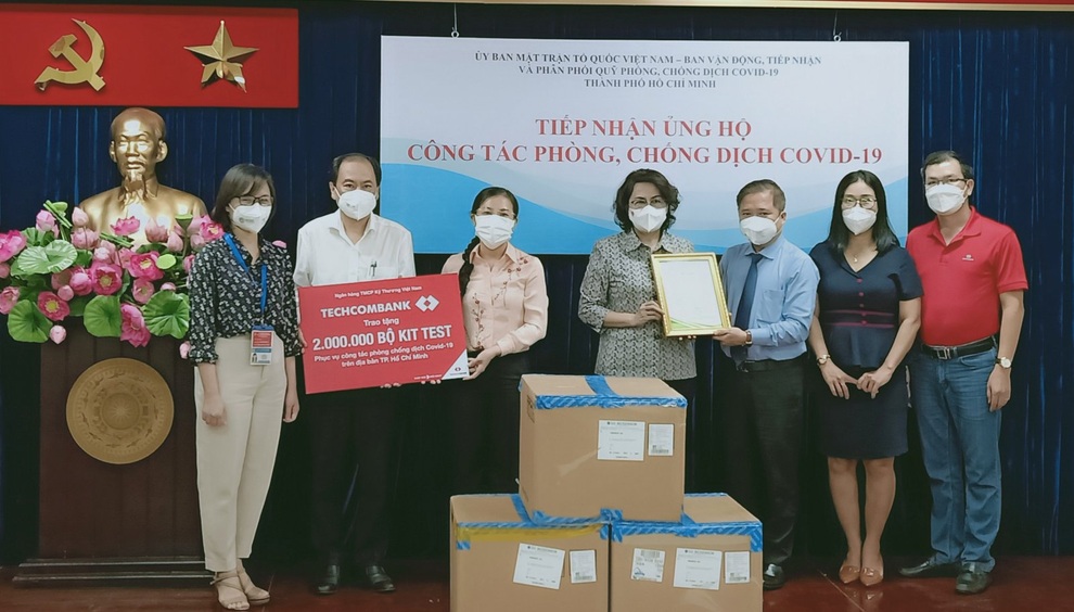 Techcombank trao tặng 2 triệu bộ kit test Covid-19 cho công tác phòng dịch tại TPHCM - 1 Techcombank trao tặng 2 triệu bộ kit test Covid-19 cho công tác phòng dịch tại TPHCM - 1