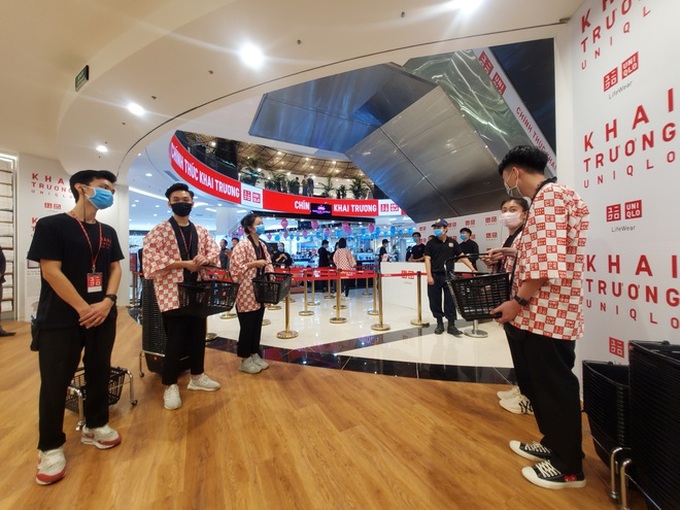 Hàng trăm khách đeo khẩu trang xếp hàng chờ mua sắm ở cửa hàng Uniqlo đầu tiên tại Hà Nội - Ảnh 5. Hàng trăm khách đeo khẩu trang xếp hàng chờ mua sắm ở cửa hàng Uniqlo đầu tiên tại Hà Nội - Ảnh 5.