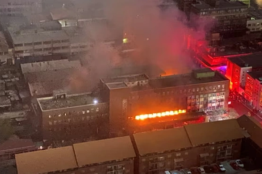 Nhảy từ tầng cao thoát vụ hỏa hoạn kinh hoàng ở Nam Phi