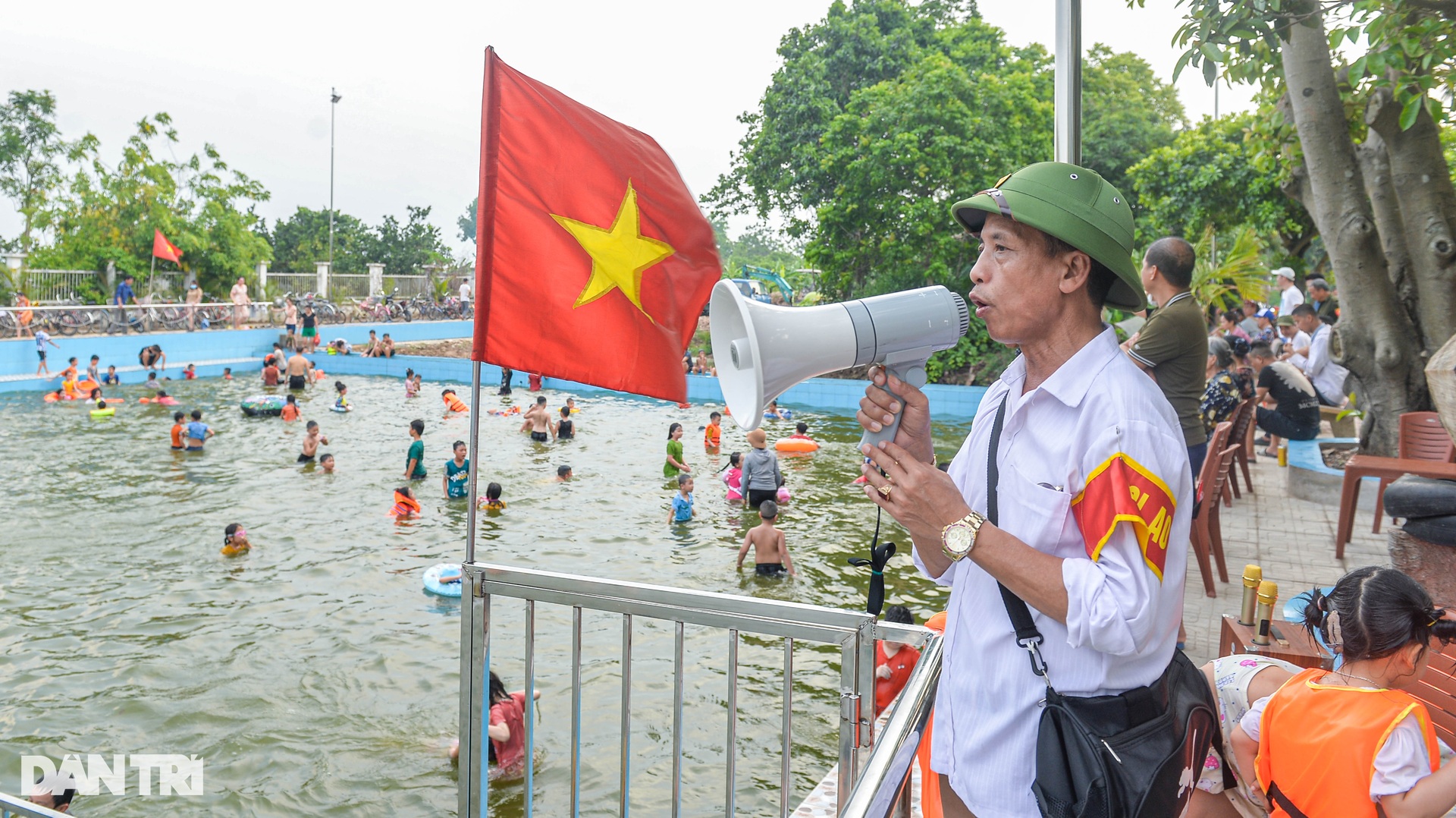 Hà Nội: Người dân ủng hộ 1,3 tỷ đồng biến ao làng thành ao bơi rộng 1.100m2 - 8 Hà Nội: Người dân ủng hộ 1,3 tỷ đồng biến ao làng thành ao bơi rộng 1.100m2 - 8