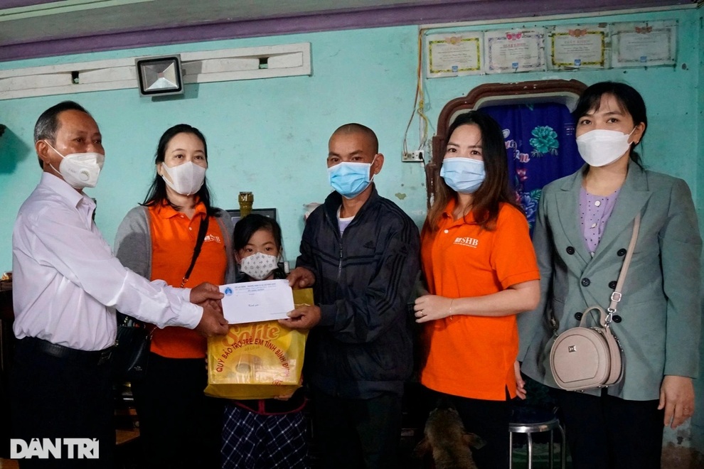 Trẻ mồ côi do Covid-19: Bố mất rồi, gánh nặng đè lên vai mẹ! - 1 Trẻ mồ côi do Covid-19: Bố mất rồi, gánh nặng đè lên vai mẹ! - 1