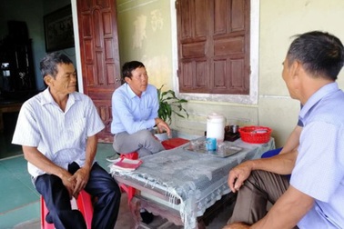 Nhận lúa giống về cấp cho dân nhưng cán bộ thôn lại đem đi bán