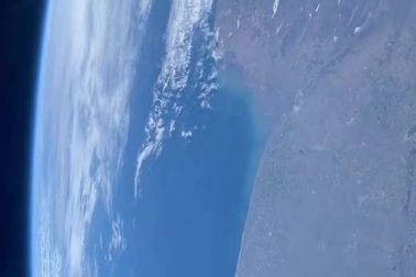 Đoạn video ngắn quay trái đất bằng iPhone 12 từ trên tàu vũ trụ Crew Dragon