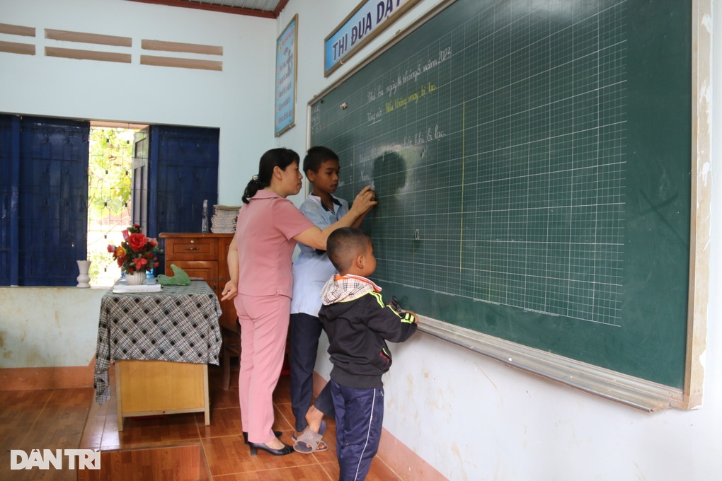 Bữa cơm cà pháo, cá khô nghẹn đắng của 2 anh em mồ côi - 2 Bữa cơm cà pháo, cá khô nghẹn đắng của 2 anh em mồ côi - 2