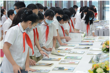 Giá sách giáo khoa mới đắt gấp 2-4 lần sách cũ