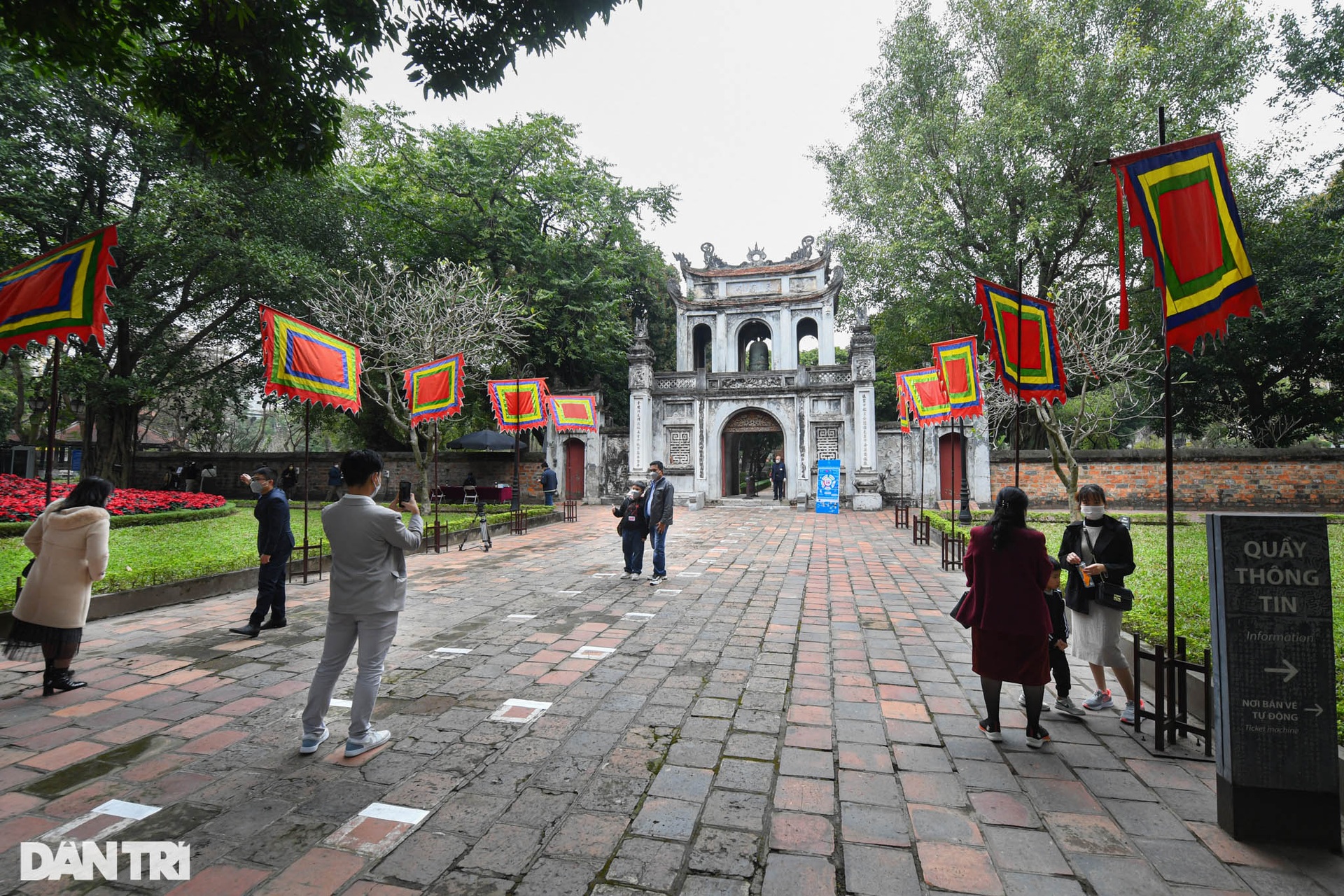 Người dân phấn khởi đi lễ ngày đầu di tích, danh thắng ở Hà Nội mở cửa lại - 9 Người dân phấn khởi đi lễ ngày đầu di tích, danh thắng ở Hà Nội mở cửa lại - 9