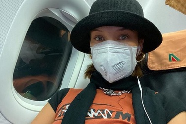 Lo ngại dịch corona, Bella Hadid đeo khẩu trang rời Italia