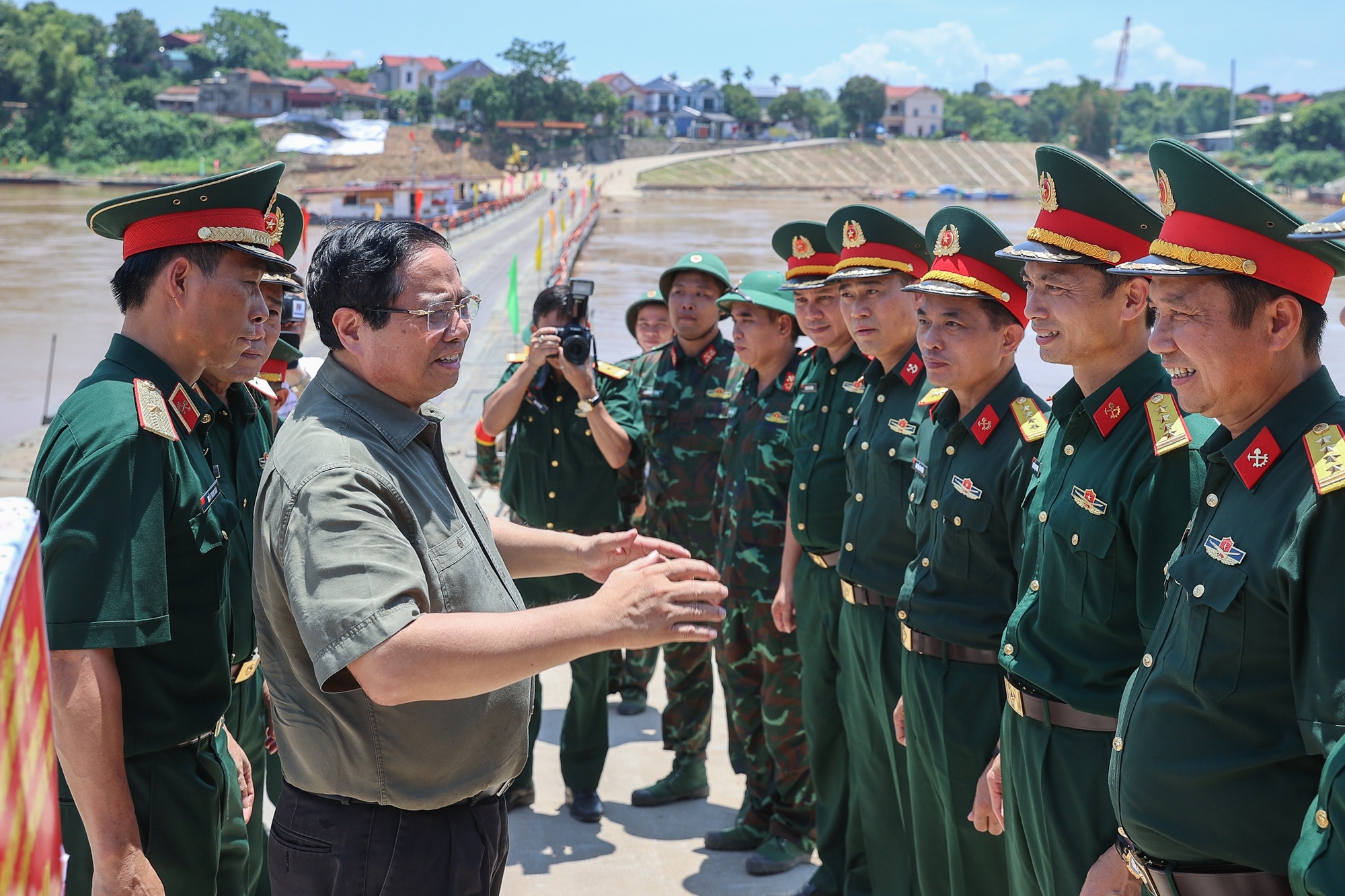 Thủ tướng kiểm tra cầu Phong Châu, chỉ đạo xây cao tốc mới tại Phú Thọ - 1