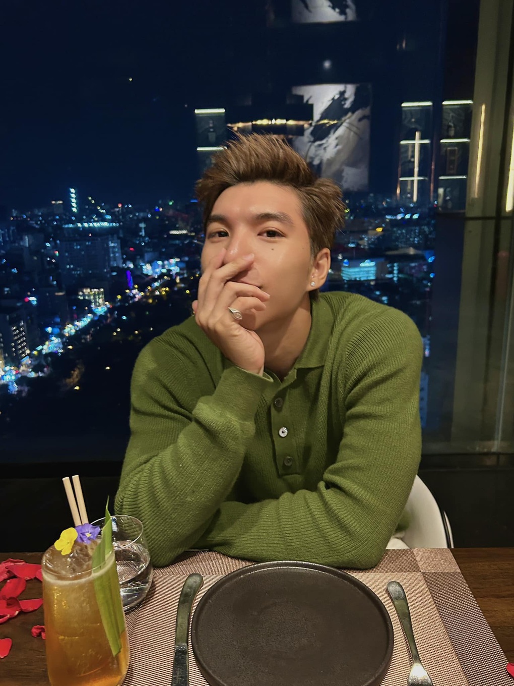 Rapper HIEUTHUHAI: Ngủ gật cũng gây sốt, vẫn được bố xem là bé bỏng - 10 Rapper HIEUTHUHAI: Ngủ gật cũng gây sốt, vẫn được bố xem là bé bỏng - 10