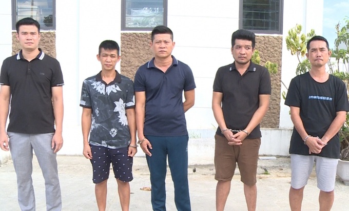 Các đối tượng trong đường dây sản xuất, mua bán trà sữa giả bị bắt giữ (Ảnh: Công an Thanh Hóa)