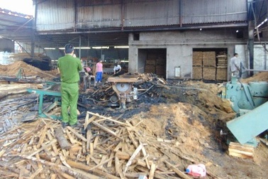 Một xưởng gỗ bất ngờ bốc cháy dữ dội