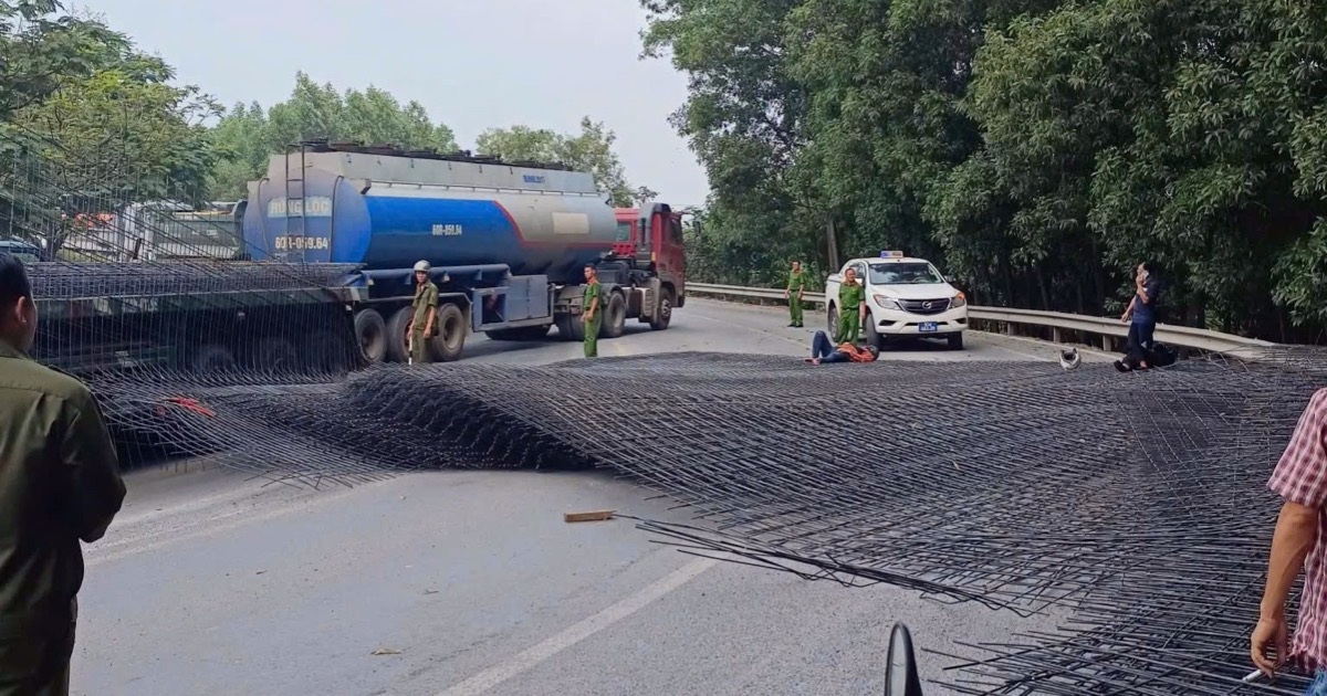 Hàng trăm lưới thép rơi từ xe đầu kéo làm 2 người bị thương ở Đồng Nai