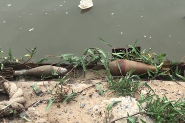 Chạy tán loạn vì... 2 quả đạn cối còn nguyên kíp nổ