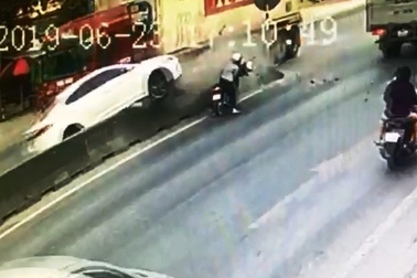 Hãi hùng xem cảnh xe container ủi xe con lên dải phân cách