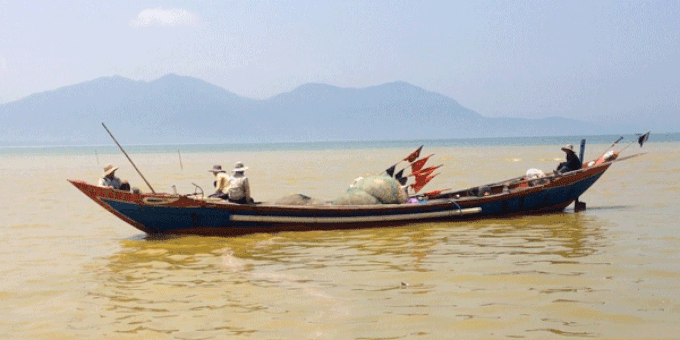 Ngư dân xã Lộc Vĩnh (Phú Lộc, Thừa Thiên Huế) đánh bắt trên vùng biển gần bờ. Ảnh tư liệu