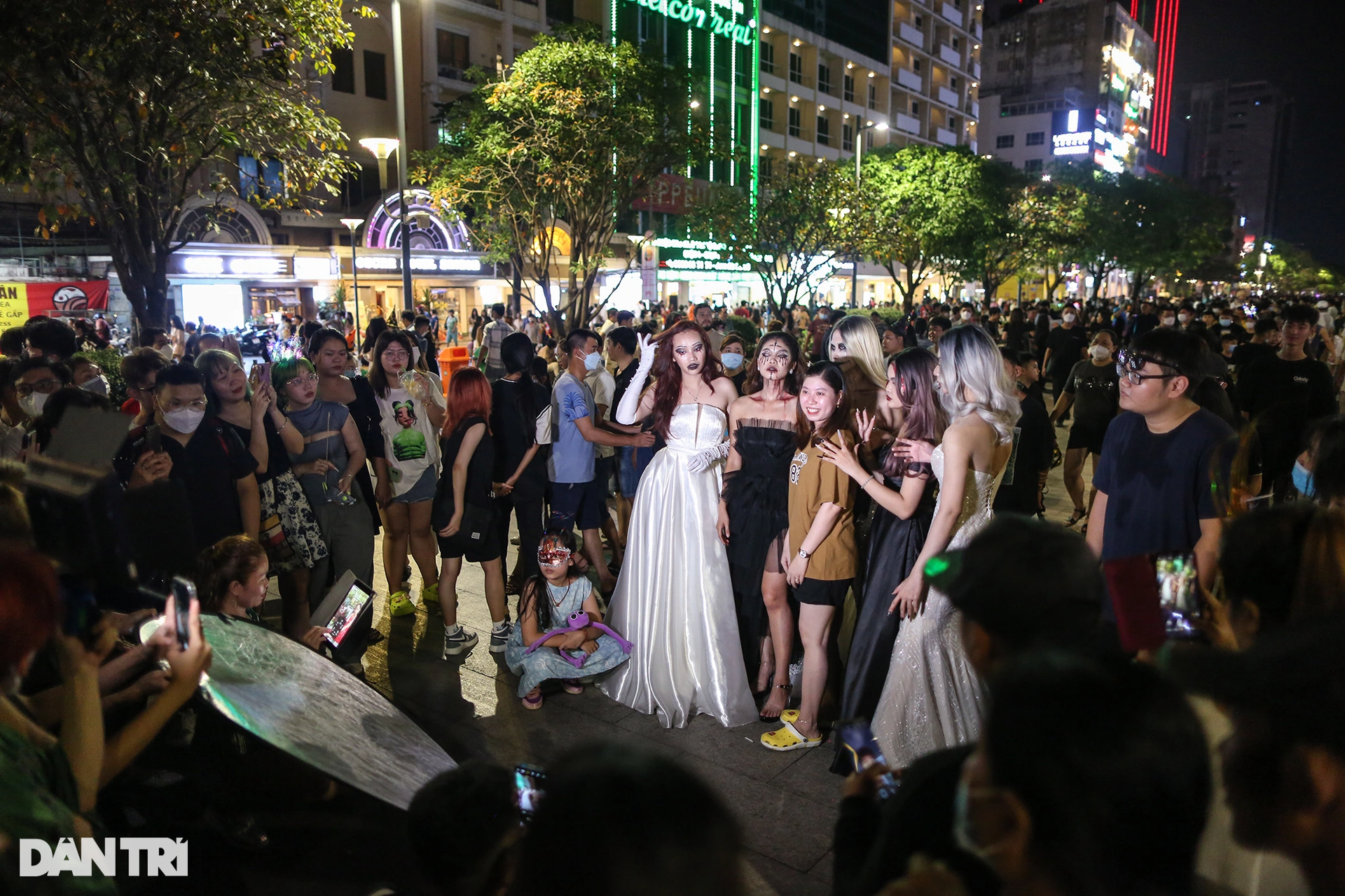 Giới trẻ TPHCM hóa trang kỳ dị chơi Halloween sớm ở phố Nguyễn Huệ - 3 Giới trẻ TPHCM hóa trang kỳ dị chơi Halloween sớm ở phố Nguyễn Huệ - 3