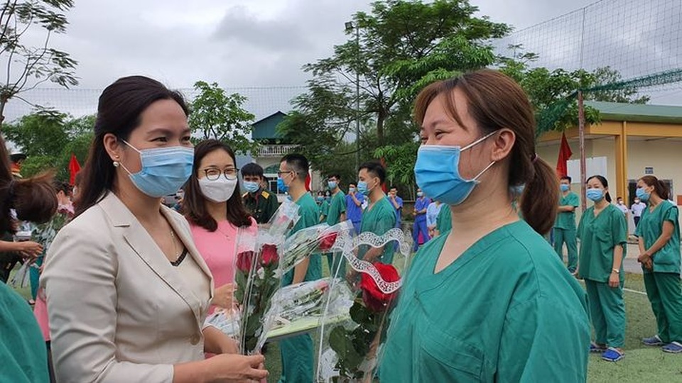 Quảng Ninh: 200 y bác sĩ, nhân viên y tế chính thức lên đường chi viện cho Bắc Giang - 7 Quảng Ninh: 200 y bác sĩ, nhân viên y tế chính thức lên đường chi viện cho Bắc Giang - 7
