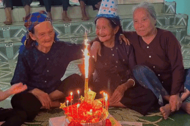 Cụ bà U90 đón sinh nhật bên 2 bạn già, video tình bạn hút 2 triệu lượt xem
