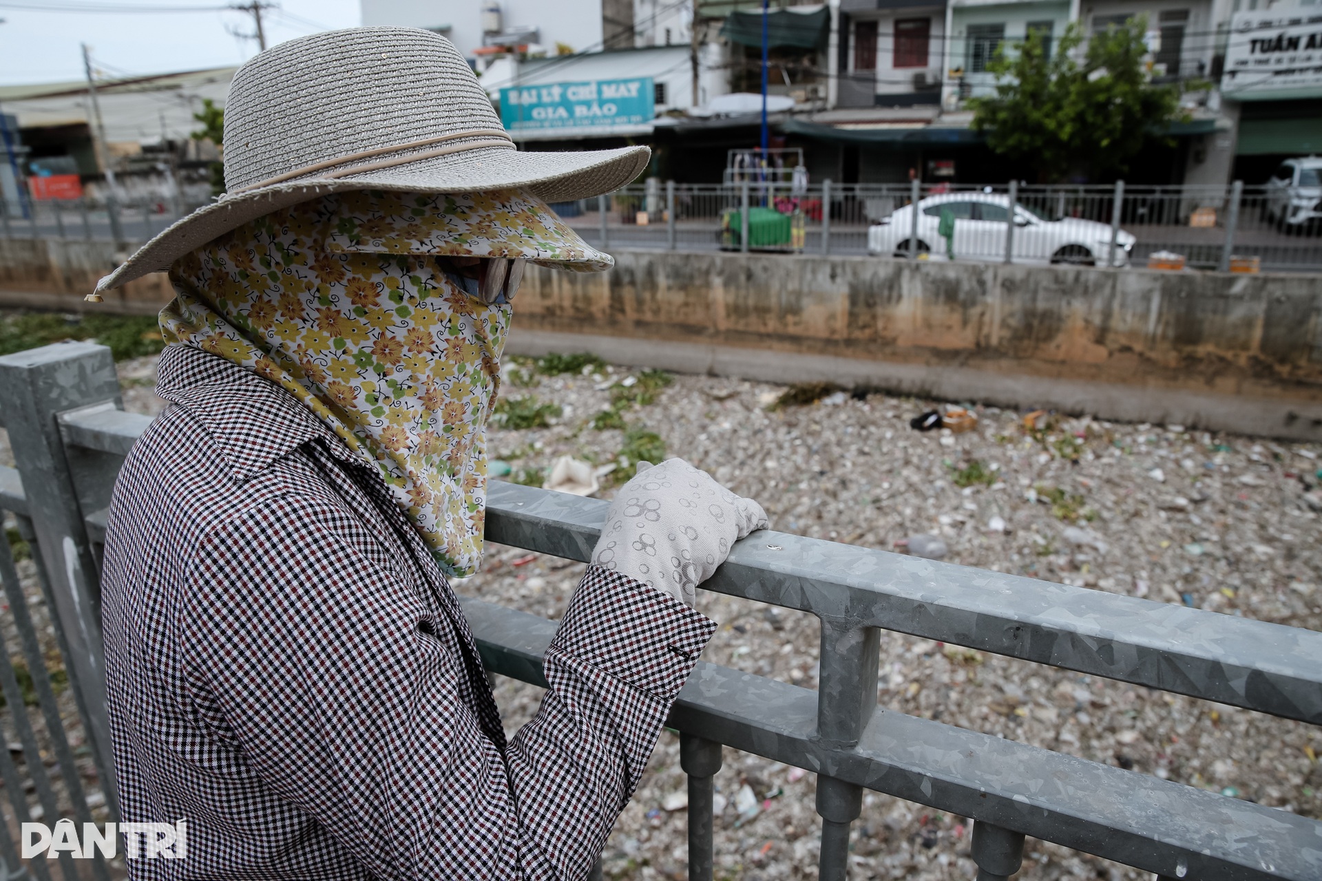 Người dân TPHCM than trời vì rác thải dày đặc ở Kênh Nước Đen - 9 Người dân TPHCM than trời vì rác thải dày đặc ở Kênh Nước Đen - 9