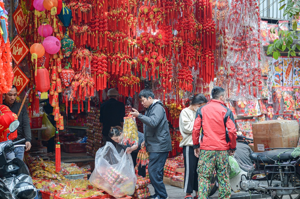 Phố Hàng Mã rực rỡ sắc màu đón Tết Nguyên đán 2021 - 4 Phố Hàng Mã rực rỡ sắc màu đón Tết Nguyên đán 2021 - 4