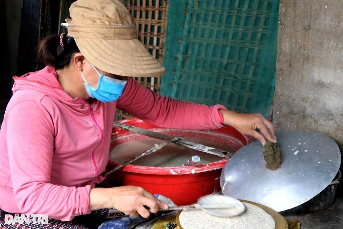 Nắng lên, làng bánh tráng Phú Triêm rực lửa đón Tết - 5 Nắng lên, làng bánh tráng Phú Triêm rực lửa đón Tết - 5