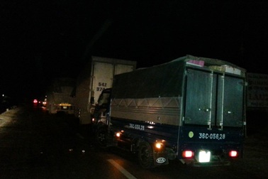 Quốc lộ ùn tắc kéo dài giữa đêm khuya