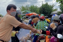 CSGT "đội nắng" tiếp tế đồ ăn uống cho bà con đi xe máy về quê tránh dịch