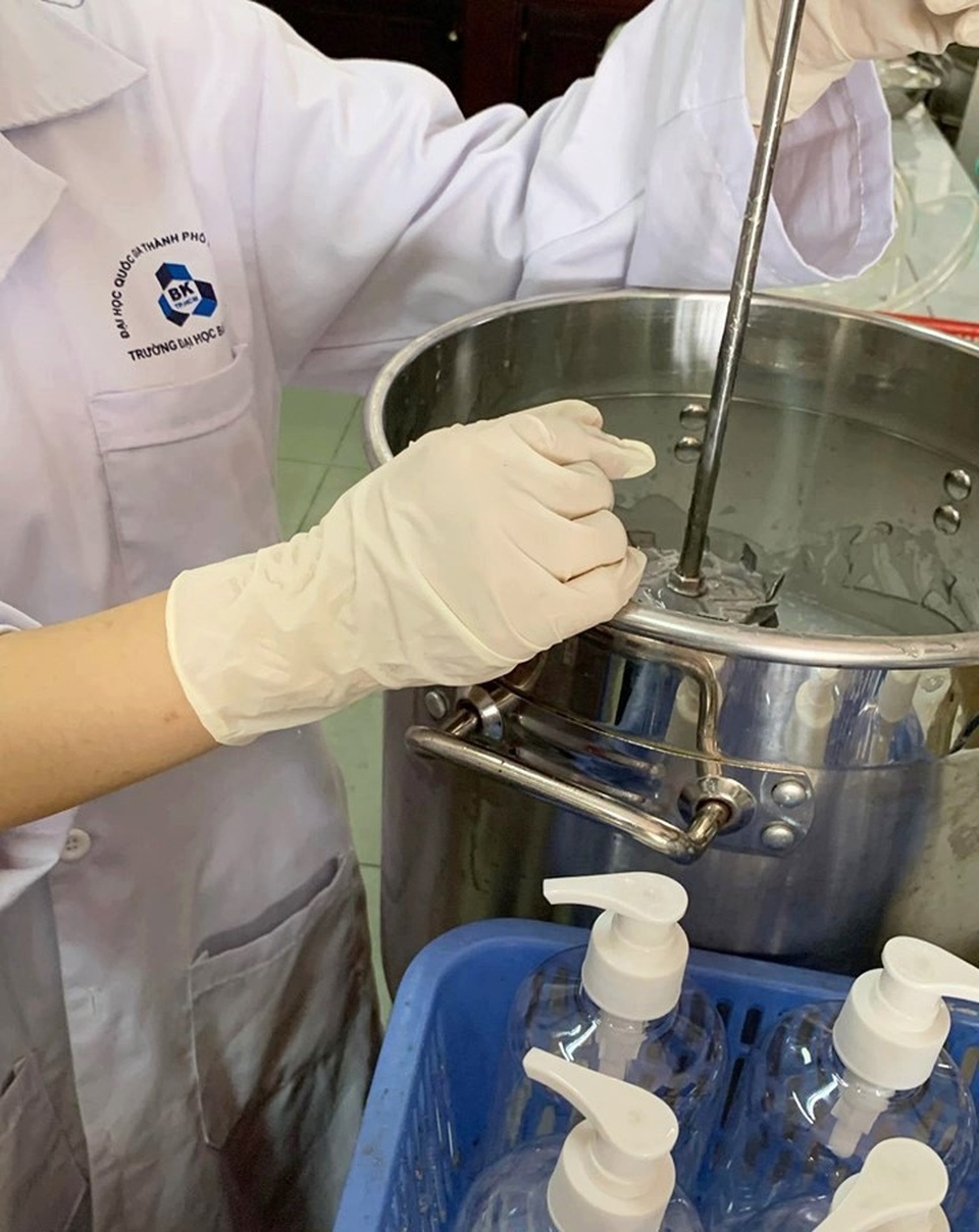 Sinh viên, giảng viên chế nước rửa tay, làm khẩu trang phòng dịch Corona - 2 Sinh viên, giảng viên chế nước rửa tay, làm khẩu trang phòng dịch Corona - 2