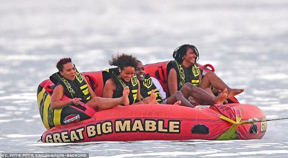 Rihanna nghỉ giáng sinh cùng bạn trai mới - 5