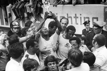 Những khoảnh khắc ấn tượng về cuộc đời và sự nghiệp của Pele