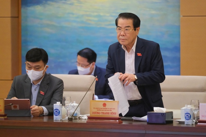 Trưởng ban Dân nguyện Dương Thanh Bình trình bày báo cáo tại phiên họp