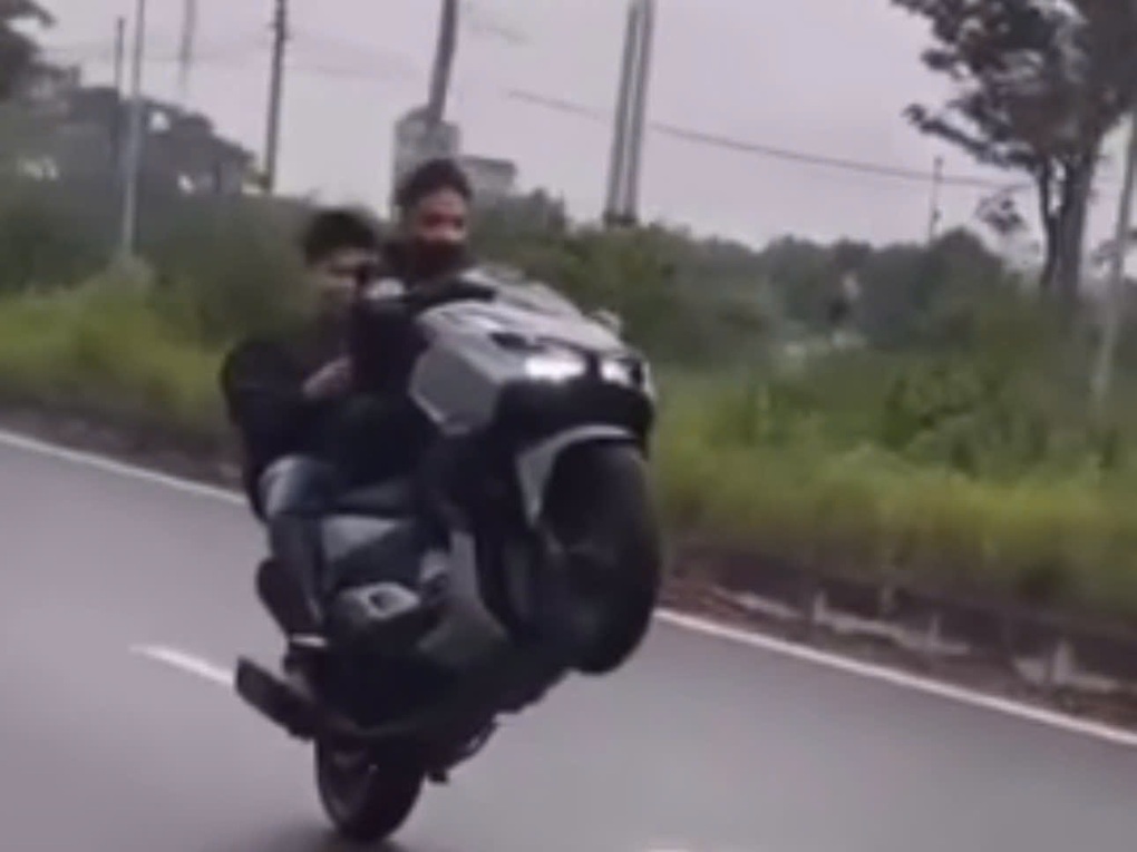 Nam thanh niên bốc đầu xe máy ở Hà Nội bị tịch thu phương tiện - 1