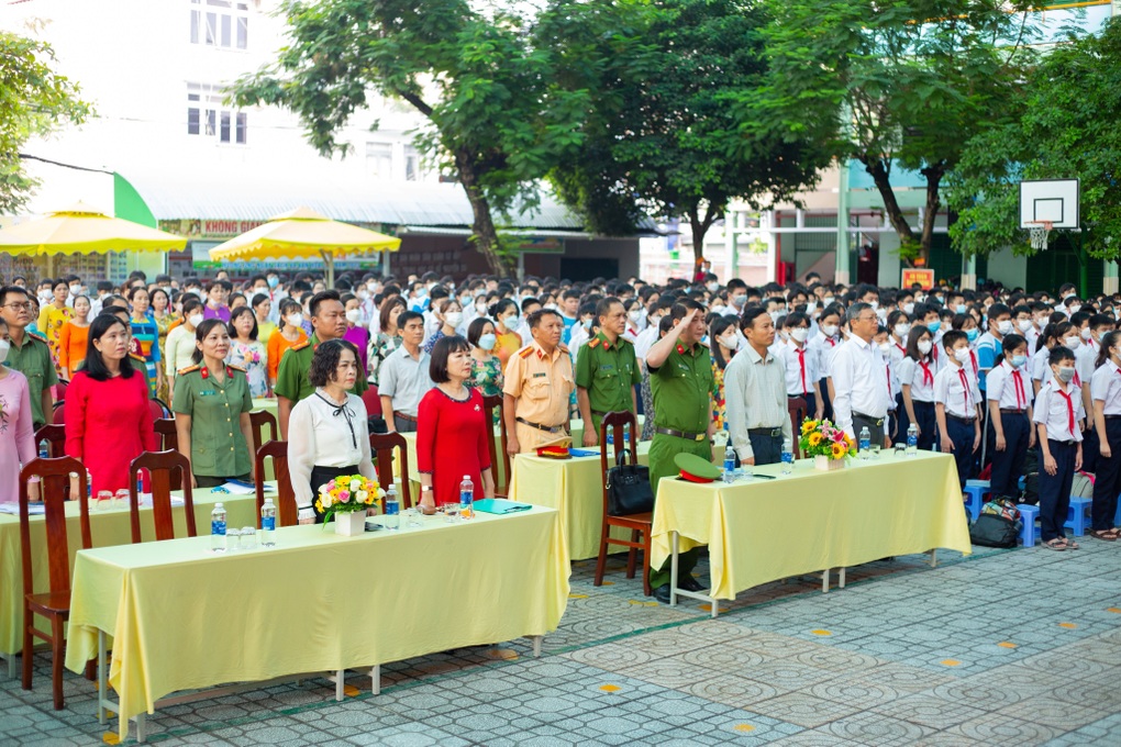 Học sinh hào hứng tham gia tổ tự quản cổng trường an toàn giao thông - 1 Học sinh hào hứng tham gia tổ tự quản cổng trường an toàn giao thông - 1