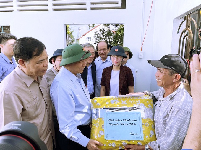 Thủ tướng thăm người dân vùng tâm bão Quảng Ngãi, Quảng Nam - Ảnh 2. Thủ tướng thăm người dân vùng tâm bão Quảng Ngãi, Quảng Nam - Ảnh 2.