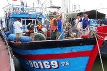 Cứu tàu gặp nạn trên biển cùng 14 ngư dân