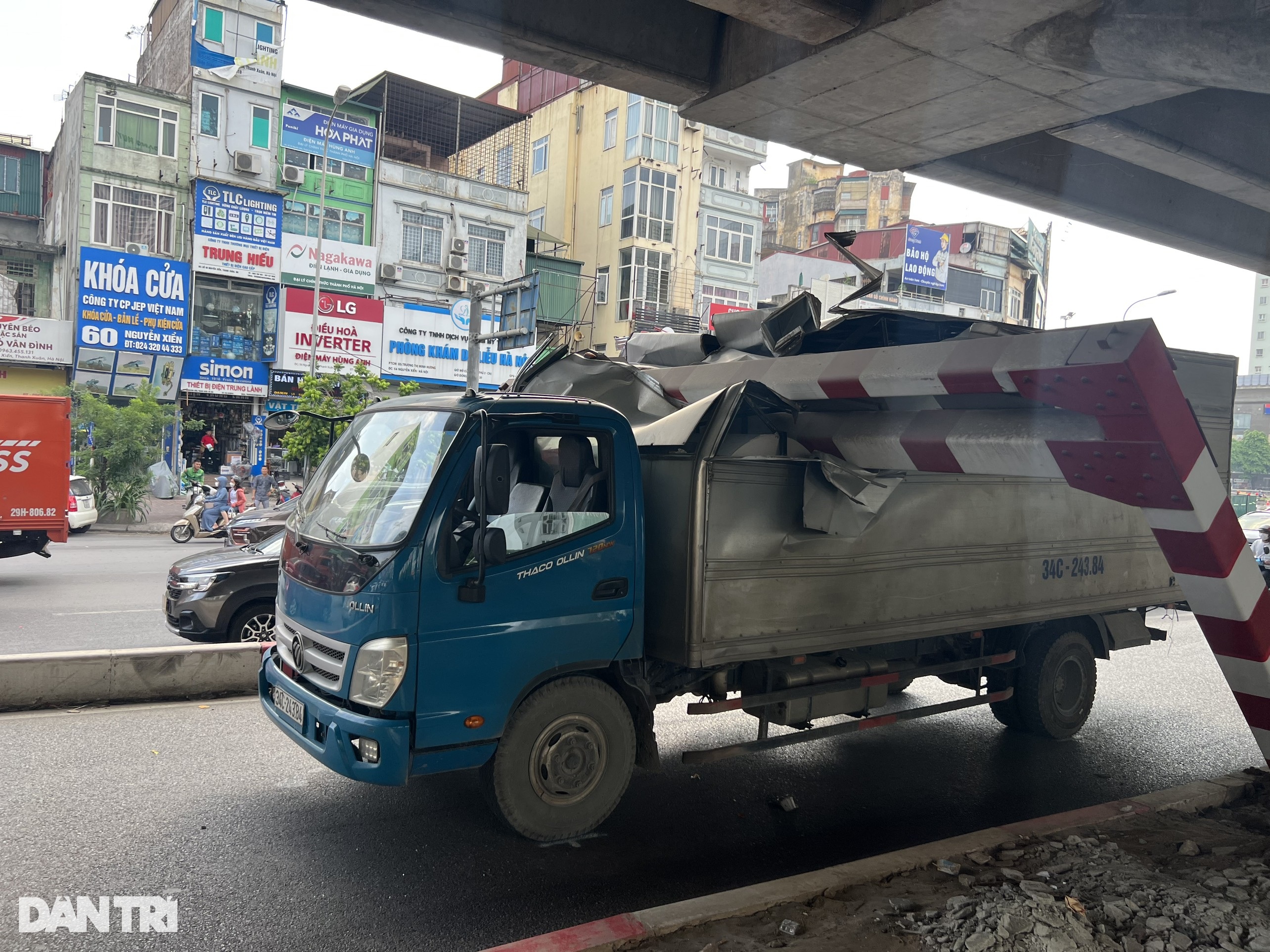 Hà Nội: Đi theo Google Map, xe tải húc đổ khung hạn chế chiều cao - 1