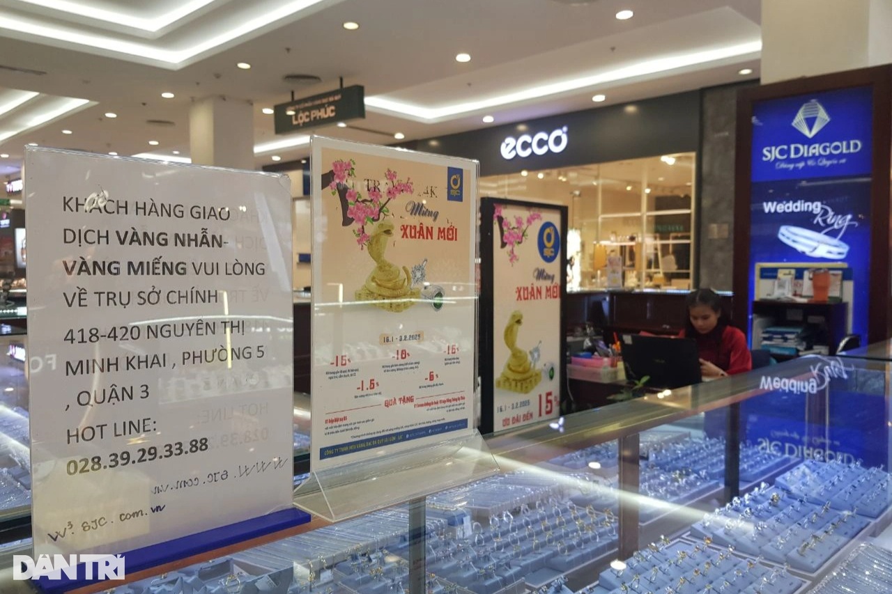 Đi 4-5 tiệm không mua được nhẫn trơn trước ngày vía Thần Tài - 3 Đi 4-5 tiệm không mua được nhẫn trơn trước ngày vía Thần Tài - 3