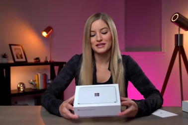 Mở hộp và thực tế smartphone hai màn hình Surface Duo của Microsoft