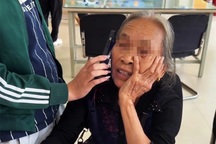 Bà lão gần 80 tuổi đạp xe 15km đi rút tiền gửi "công an" trên mạng