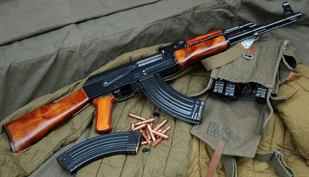 Mua AK47, bắn vào tường nhà trọ để thử súng - 1 Mua AK47, bắn vào tường nhà trọ để thử súng - 1
